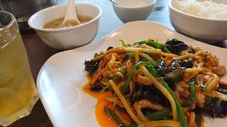 ランチタイムは手頃な値段の定食も