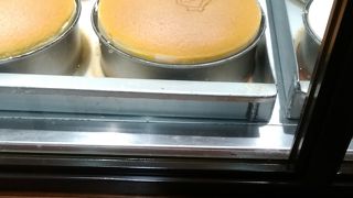 ここでも焼き立てのチーズケーキが買える