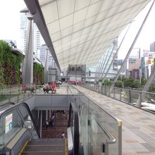 丁度バス乗り場の上に有るテラスです。