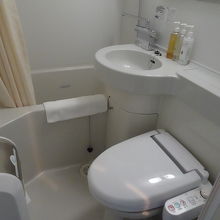 温水洗浄機付きトイレ。風呂は1階に大浴場もあり