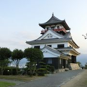 瀬戸内海を一望する鷲羽山山頂に建つ山城