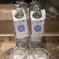 洗面台の水が2本