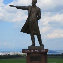 クラーク博士像です