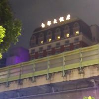 高架道路越しに