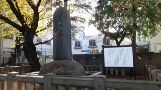 明治天皇の碑の方が主役のような