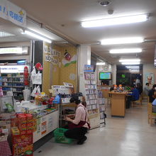 売店の奥に軽食コーナーがあるが、席数は少ない。