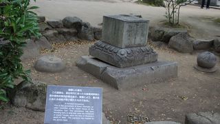 強烈な爆風で吹き飛ばされた墓石