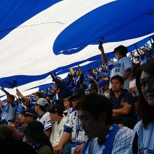 1累側外野席の横断幕の下で