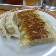 餃子（有無を言わさず二皿目追加）