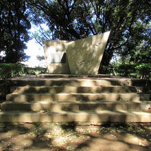 「芝丸山古墳」の上、何故こんな場所に？