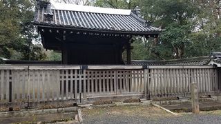 見られるのは築地塀と門だけ