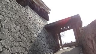 珍しい扉のない門