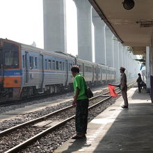 駅員さんがビシッと管理しています