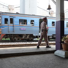 列車到着の前に鐘を鳴らします