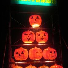 夜はカボチャランタンが輝き、ロマンチック（ちょっと怖い）！