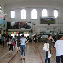 アーチ型の窓も懐かしい雰囲気いっぱいです