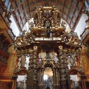 内部の祭壇や装飾は素晴らしく綺麗