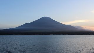 山中湖越しに富士山が望めるビュースポット