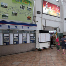 人気のない自動券売機の奥には…