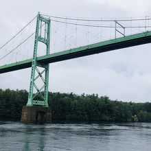 カナダとアメリカの国境上にかかるサウザンドアイランズブリッジ