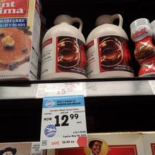 棚のメープルシロップの一部。