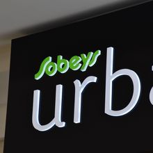 店名のロゴと彩色もしゃれている