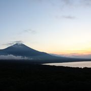 山中湖畔のビュースポット、高台から富士山と山中湖が美しく並びます