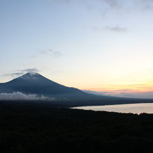 富士山と山中湖が並ぶ絶景