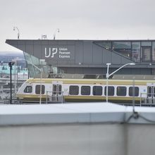 空港ビルから見えた電車と乗り場