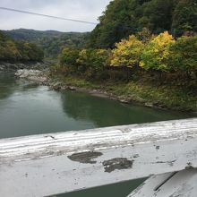 川が通ってます。眺めの良い場所です。