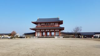 電車や道路がつっきっている