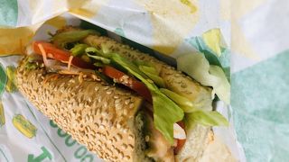 こちらで軽く朝食を摂りました