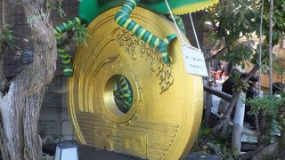 不思議なオブジェがあったり、超ロングな麩菓子があったり、面白い界隈。