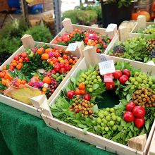 花や野菜の店も市場にでてました。