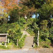 こつぜんと住宅地に小高い丘が。