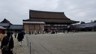 かつての皇居を順路に従って見学できます