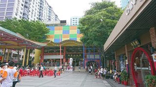 何でも揃う大きな商店街