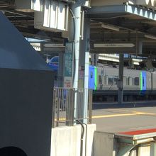 コバルトブルーの車両