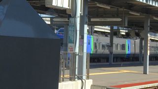 山と海が見える車窓