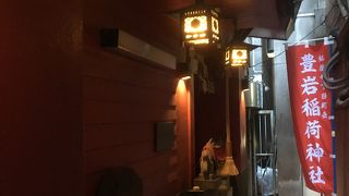 ビルの狭間にお稲荷さん