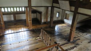 赤い橋の方から見る天守閣が美しい