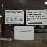 夜間の出入りの時は玄関にルームキーを差し込みます。