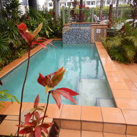 ホテルには小さなプールもあります。