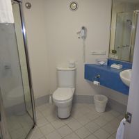 シャワールームとトイレです。