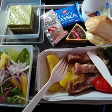1回目の機内食、サラダが美味しい。パッキングが綺麗で衛生的