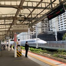 現在、台風被害で全列車通過扱いの横須賀線湘南新宿ラインホーム