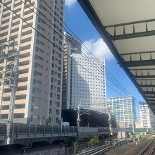 横須賀線・湘南新宿ラインのホームからタワマンが見えます。