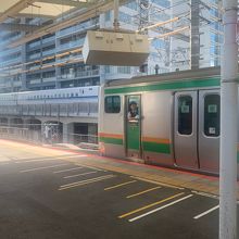 ホーム横を東海道新幹線が走り抜けて行きます。