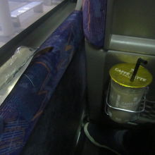 座席にはドリンクホルダーも付いています