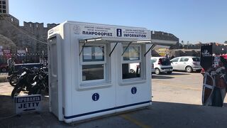 フェリー乗り場にある小さな小屋